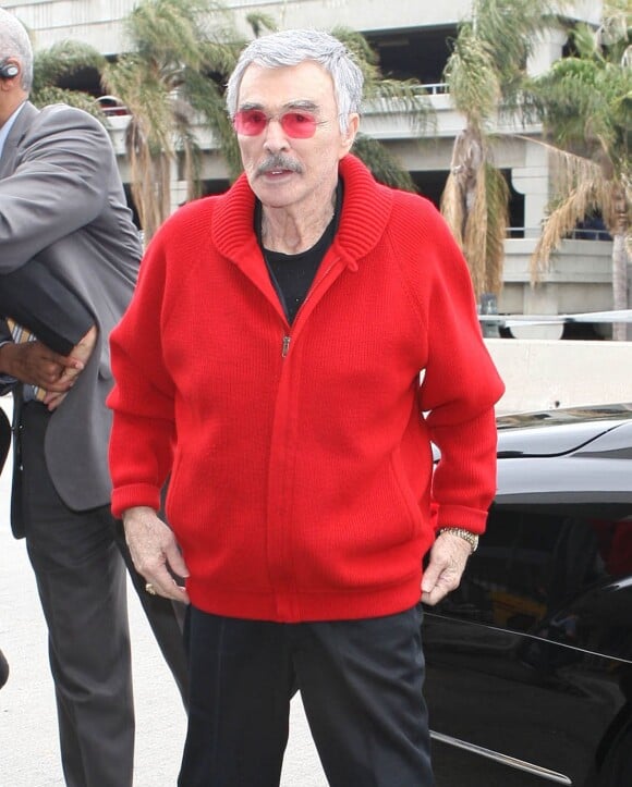 Burt Reynolds arrive à l'aéroport de Los Angeles, le 9 Juin 2013.