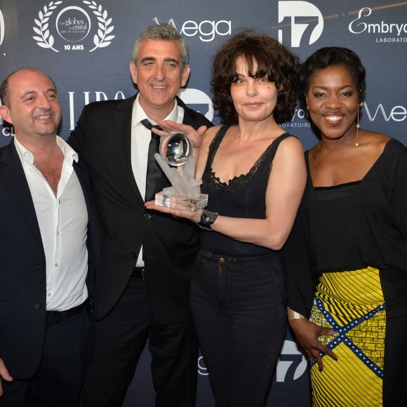 Jean-Louis Barcelona, Guest, Isabelle Mergault et Claudia Tagbo - Photocall de la remise des trophées lors de la 10ème cérémonie des Globes de Cristal au Lido à Paris, le 13 avril 2015.