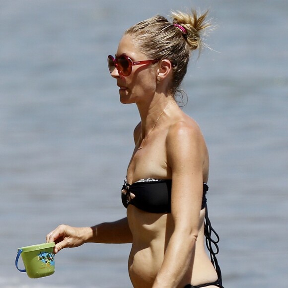Rebecca Gayheart sur une plage à Los Angeles. Le 28 Août 2015