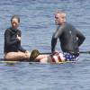 Exclusif - Eric Dane et sa femme Rebecca Gayheart à la plage de Malibu le 22 août 2015.