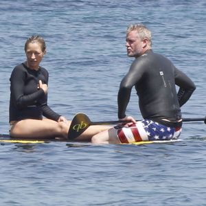 Exclusif - Eric Dane et sa femme Rebecca Gayheart à la plage de Malibu le 22 août 2015.