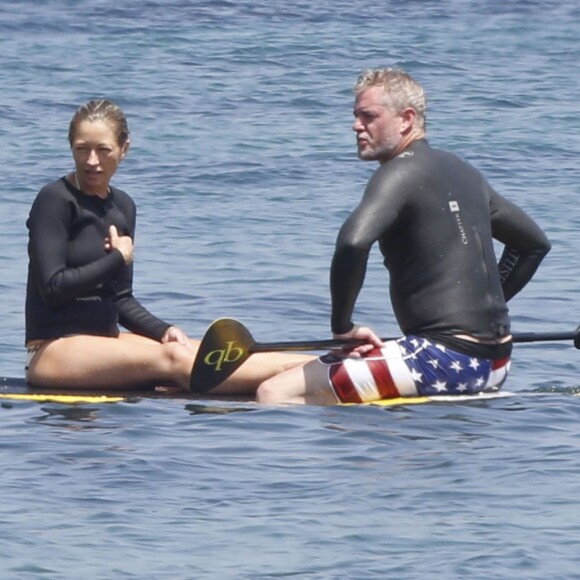 Exclusif - Eric Dane et sa femme Rebecca Gayheart à la plage de Malibu le 22 août 2015.