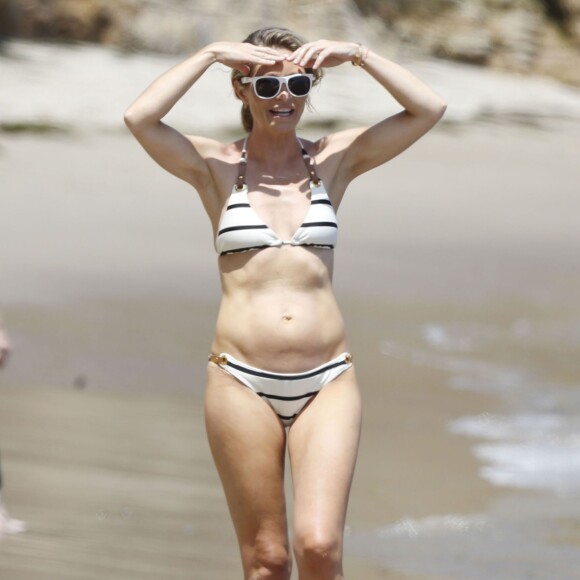Exclusif - Rebecca Gayheart à la plage de Malibu le 22 août 2015.