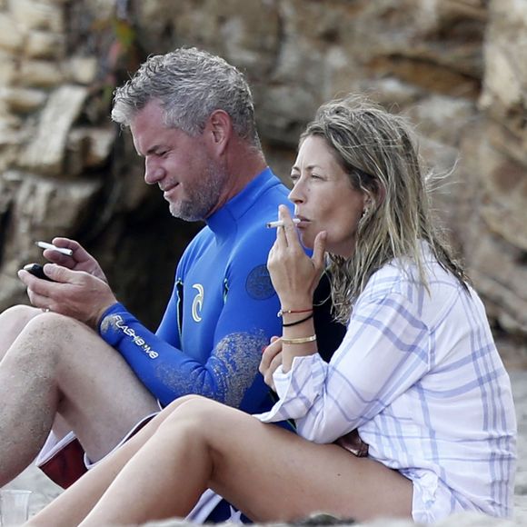 Eric Dane et sa femme Rebecca Gayheart à la plage de Malibu avec leurs filles Billie et Georgia le 21 août 2015.