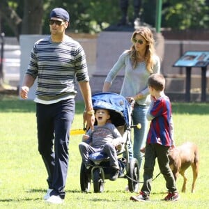 Gisele Bündchen, Tom Brady et leurs enfants John, Benjamin, et Vivian s'amusent dans un parc à Boston le 15 juin 2014.