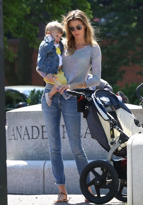 Gisele Bündchen, Tom Brady et leurs enfants Benjamin, et Vivian s'amusent dans un parc à Boston le 15 juin 2014.
