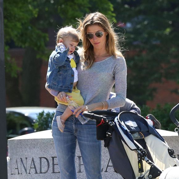 Gisele Bündchen, Tom Brady et leurs enfants Benjamin, et Vivian s'amusent dans un parc à Boston le 15 juin 2014.