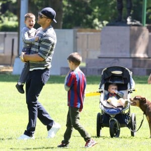 Gisele Bündchen, Tom Brady et leurs enfants Benjamin, et Vivian s'amusent dans un parc à Boston le 15 juin 2014.