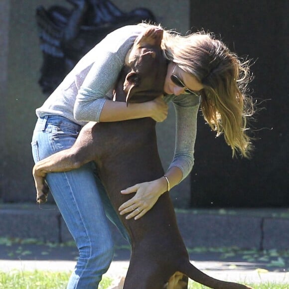 Gisele Bündchen, Tom Brady et leurs enfants Benjamin, et Vivian s'amusent dans un parc à Boston le 15 juin 2014.