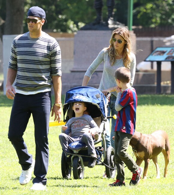 Gisele Bündchen, Tom Brady et leurs enfants Benjamin, et Vivian s'amusent dans un parc à Boston le 15 juin 2014. Please hide children's face prior to the publication - New England Patriots Quaterback Tom Brady