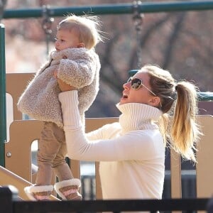 Exclusif - Prix spécial - Tom Brady et Gisele Bundchen emmènent leurs enfants au parc à Boston. Le matin, Tom est allé se balader avec sa soeur Nancy qui participera au Marathon de Boston. Leur petit chien Lua est avec eux. Le 20 avril 2014