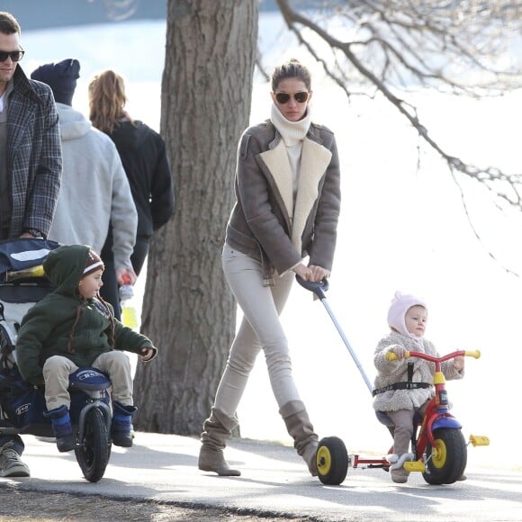 Exclusif - Prix spécial - Tom Brady et Gisele Bundchen emmènent leurs enfants au parc à Boston. Le matin, Tom est allé se balader avec sa soeur Nancy qui participera au Marathon de Boston. Leur petit chien Lua est avec eux. Le 20 avril 2014