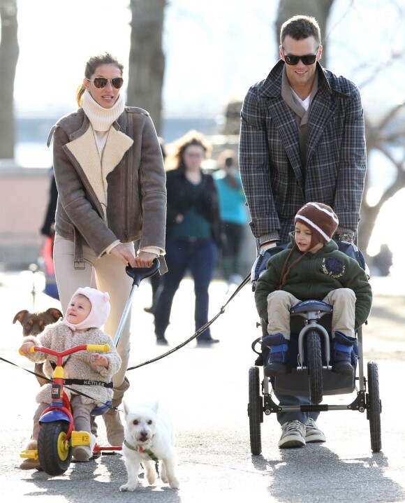 Exclusif - Prix spécial - Tom Brady et Gisele Bundchen emmènent leurs enfants au parc à Boston. Le matin, Tom est allé se balader avec sa soeur Nancy qui participera au Marathon de Boston. Leur petit chien Lua est avec eux. Le 20 avril 2014 F