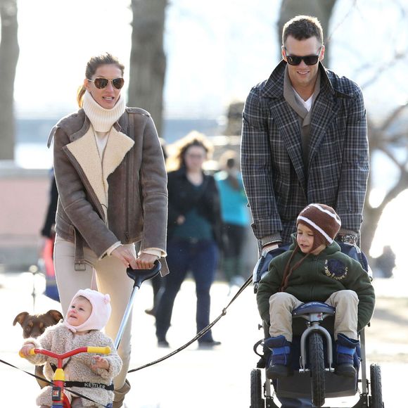 Exclusif - Prix spécial - Tom Brady et Gisele Bundchen emmènent leurs enfants au parc à Boston. Le matin, Tom est allé se balader avec sa soeur Nancy qui participera au Marathon de Boston. Leur petit chien Lua est avec eux. Le 20 avril 2014 F