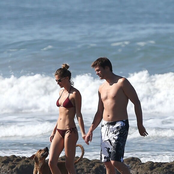 Exclusif - Gisele Bündchen avec son mari Tom Brady et leurs enfants Vivian et Benjamin en vacances sur une plage du Costa Rica le 15 mars 2014