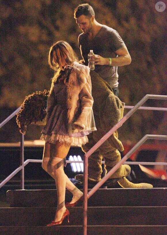 Gisele Bundchen et son mari Tom Brady, en costumes inspires du celebre "Magicien d'Oz", quittent une fete d'Halloween a Boston, le 28 octobre 2013.