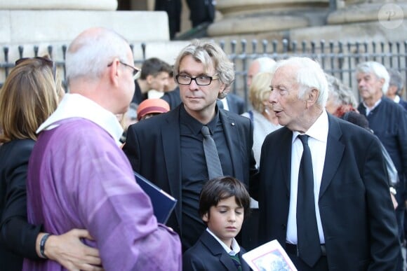 Grégoire Vitry (le fils de Sylvie Joly), son fils Antonin et Pierre Vitry (le mari de Sylvie Joly) - Sortie des obsèques de Sylvie Joly en l'église Saint-Sulpice à Paris. Le 9 septembre 2015.
