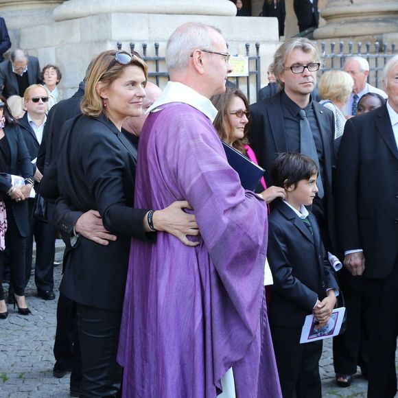 Mathilde et son frère Grégoire Vitry (le fils de Sylvie Joly), son fils Antonin et Pierre Vitry (le mari de Sylvie Joly) - Sorties des obsèques de Sylvie Joly en l'église Saint-Sulpice à Paris le 9 septembre 2015