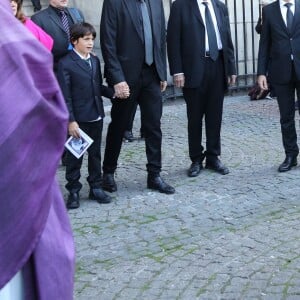 Grégoire Vitry (le fils de Sylvie Joly), son fils Antonin et Pierre Vitry (le mari de Sylvie Joly) - Sorties des obsèques de Sylvie Joly en l'église Saint-Sulpice à Paris le 9 septembre 2015