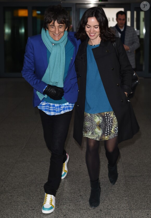 Exclusif - Ronnie Wood et sa femme Sally Humphreys arrivent à l'aéroport Heathrow de Londres, en provenance de New York. Le couple paraît toujours aussi amoureux, marchant main dans la main. Le 2 février 2015