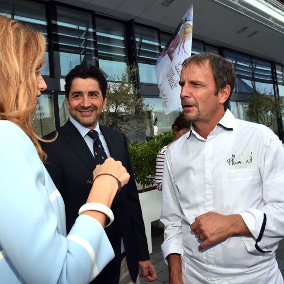 Adriana Karembeu, son mari André (Aram) Ohanian et Christian Plumail (le chef du Yacht Club Monaco) ont participé au Concours des Chefs dans le cadre de la 12e Monaco Classic Week le 10 septembre 2015.