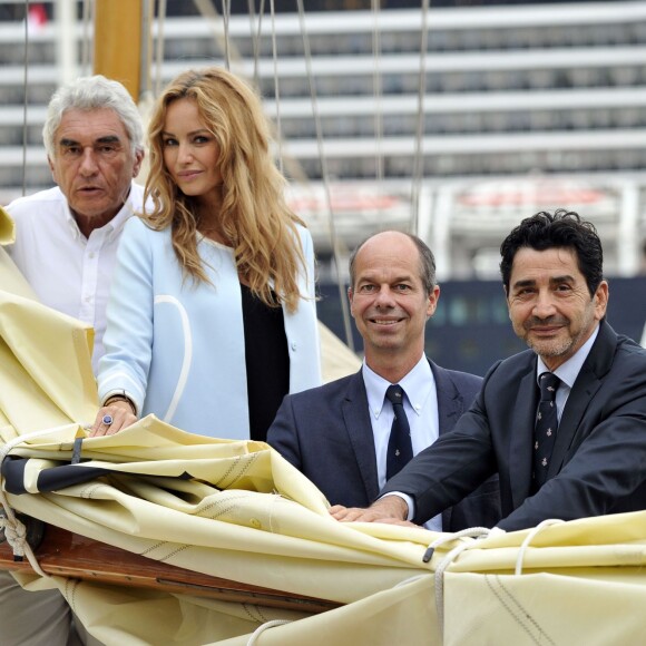 Bernard d'Alessandri, le directeur du Yacht Club de Monaco, Adriana Karembeu, Michael du YCM et André (Aram) Ohanian, le mari d'Adriana sont au Yacht Club de Monaco dans le cadre de la 12e Monaco Classic Week le 10 septembre 2015.