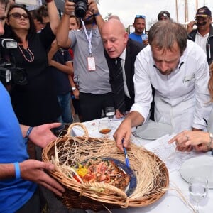 Adriana Karembeu Ohanian et Christian Plumail (le chef du Yacht Club de Monaco) font partie du jury au Concours des Chefs dans le cadre de la 12e Monaco Classic Week le 10 septembre 2015.