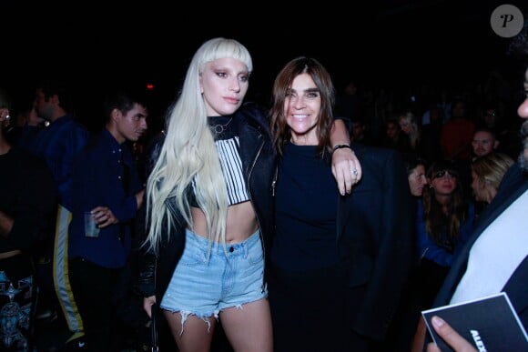 Lady Gaga et Carine Roitfeld assistent au défilé Alexander Wang (collection printemps-été 2016) au Pier 94. New York, le 12 septembre 2015.