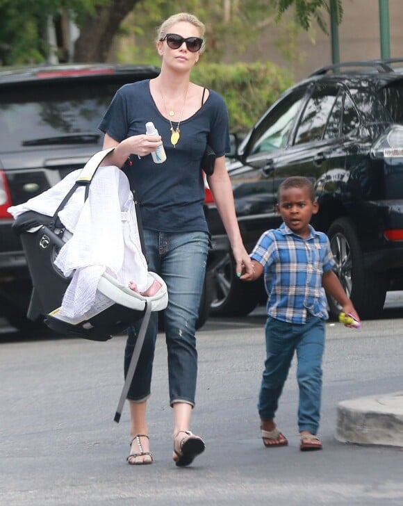 Exclusif - Charlize Theron fait du shopping au Bristol Farms avec ses enfants Jackson et August à Hollywood, le 12 septembre 2015.