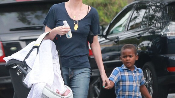Charlize Theron, maman protectrice avec ses deux enfants en sortie shopping