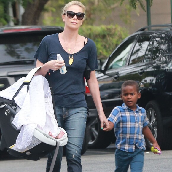 Exclusif - Charlize Theron fait du shopping au Bristol Farms avec ses enfants Jackson et August à Hollywood, le 12 septembre 2015.