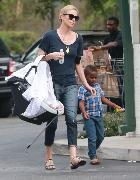 Exclusif - Charlize Theron fait du shopping au Bristol Farms avec ses enfants Jackson et August à Hollywood, le 12 septembre 2015. La fillette est lovée dans son cosy et protégée par une serviette blanche.