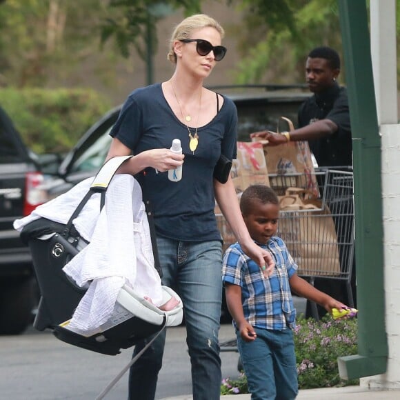 Exclusif - Charlize Theron fait du shopping au Bristol Farms avec ses enfants Jackson et August à Hollywood, le 12 septembre 2015. La fillette est lovée dans son cosy et protégée par une serviette blanche.