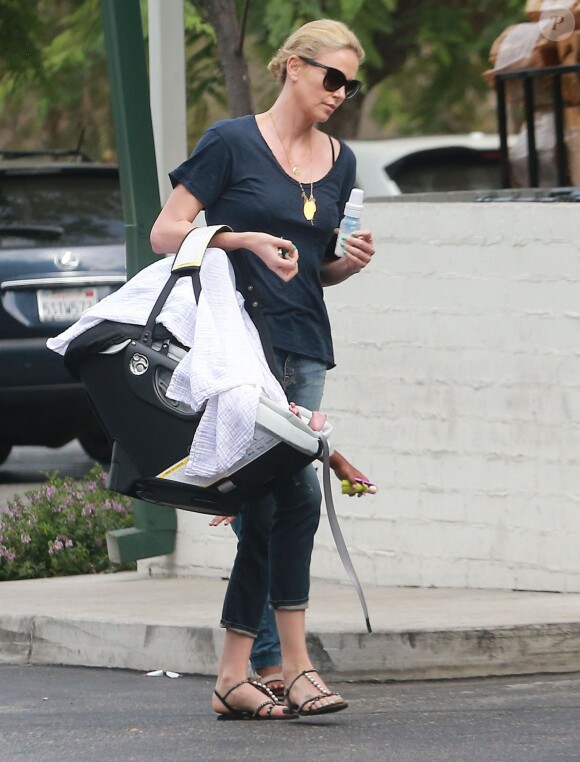 Exclusif - Charlize Theron fait du shopping au Bristol Farms avec ses enfants Jackson et August à Hollywood, le 12 septembre 2015.