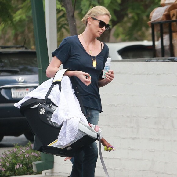 Exclusif - Charlize Theron fait du shopping au Bristol Farms avec ses enfants Jackson et August à Hollywood, le 12 septembre 2015.