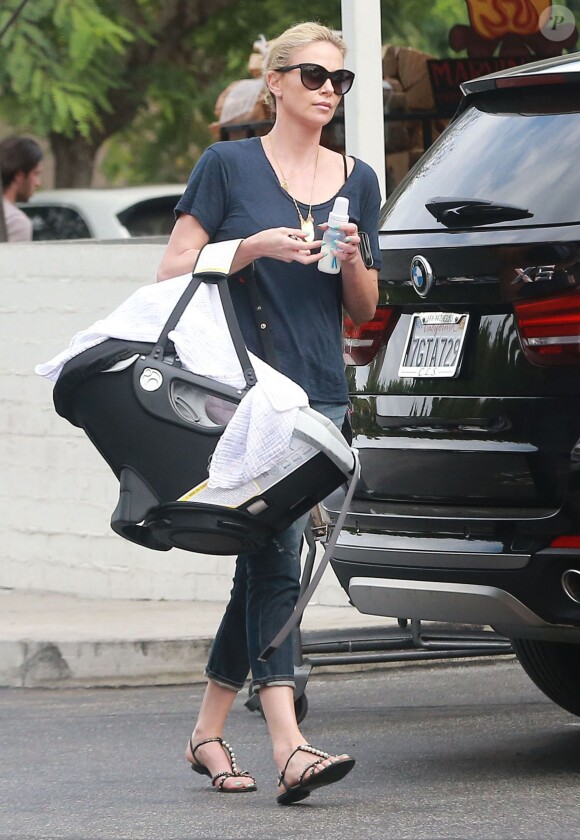 Exclusif - Charlize Theron fait du shopping au Bristol Farms avec ses enfants Jackson et August à Hollywood, le 12 septembre 2015.