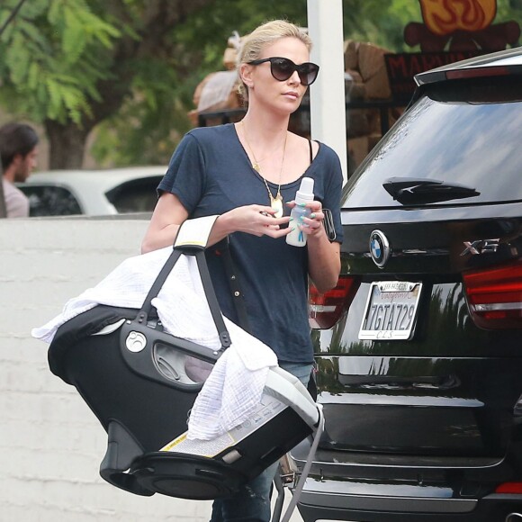 Exclusif - Charlize Theron fait du shopping au Bristol Farms avec ses enfants Jackson et August à Hollywood, le 12 septembre 2015.