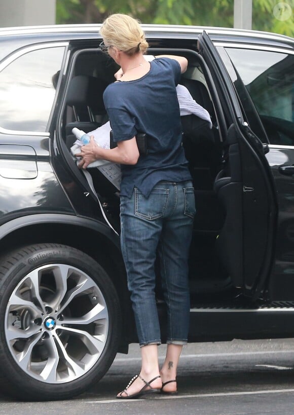 Exclusif - Charlize Theron fait du shopping au Bristol Farms avec ses enfants Jackson et August à Hollywood, le 12 septembre 2015.