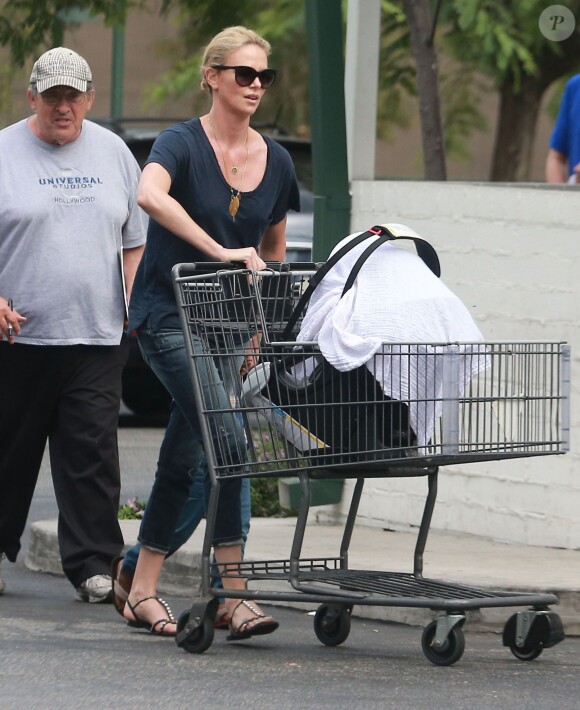 Exclusif - Charlize Theron fait du shopping au Bristol Farms avec ses enfants Jackson et August à Hollywood, le 12 septembre 2015.
