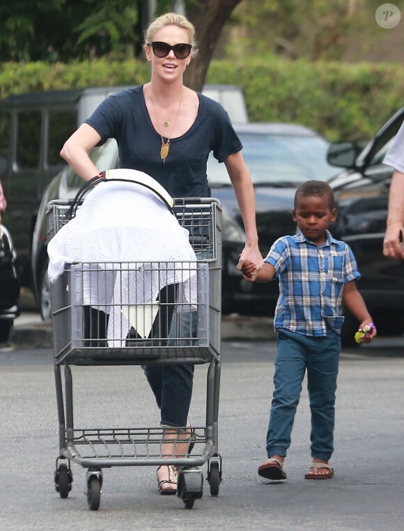 Exclusif - Charlize Theron fait du shopping au Bristol Farms avec ses enfants Jackson et August à Hollywood, le 12 septembre 2015.