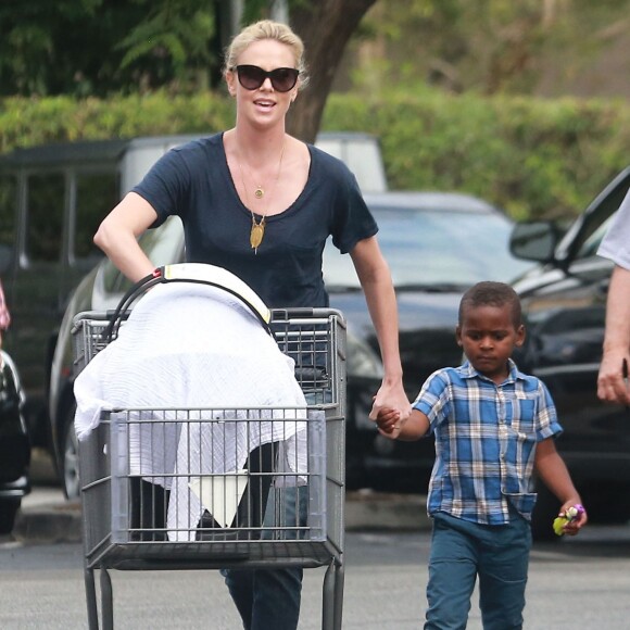 Exclusif - Charlize Theron fait du shopping au Bristol Farms avec ses enfants Jackson et August à Hollywood, le 12 septembre 2015.