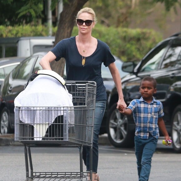 Exclusif - Charlize Theron fait du shopping au Bristol Farms avec ses enfants Jackson et August à Hollywood, le 12 septembre 2015.