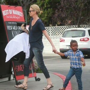 Exclusif - Charlize Theron fait du shopping au Bristol Farms avec ses enfants Jackson et August à Hollywood, le 12 septembre 2015.