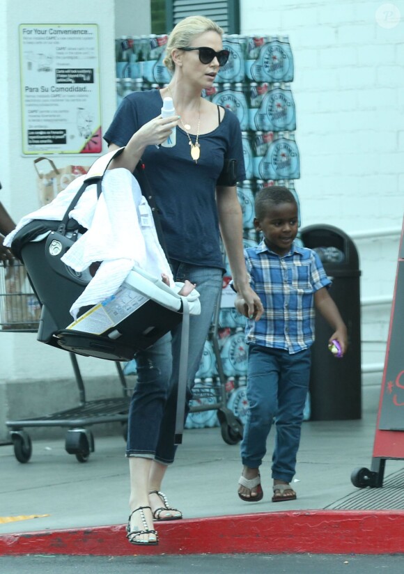 Exclusif - Charlize Theron fait du shopping au Bristol Farms avec ses enfants adoptifs Jackson et August à Hollywood, le 12 septembre 2015.