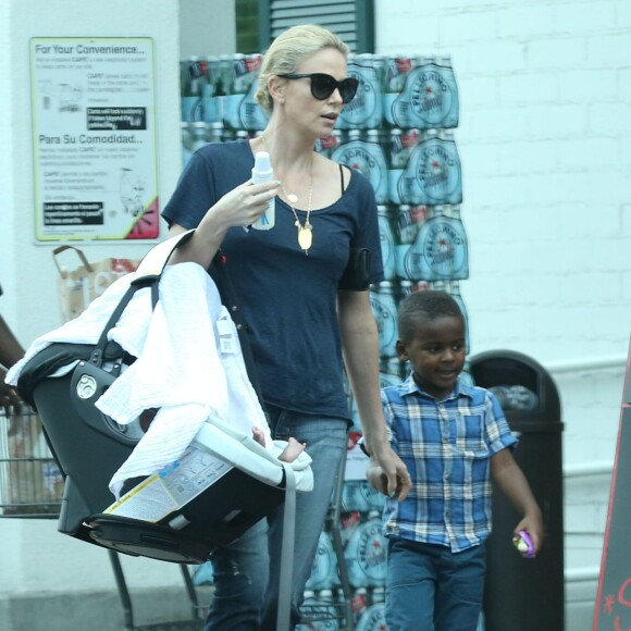 Exclusif - Charlize Theron fait du shopping au Bristol Farms avec ses enfants adoptifs Jackson et August à Hollywood, le 12 septembre 2015.