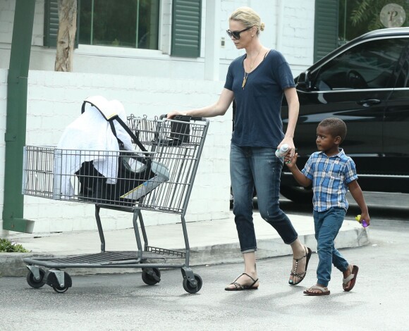 Exclusif - Charlize Theron fait du shopping au Bristol Farms avec ses enfants Jackson et August à Hollywood, le 12 septembre 2015.