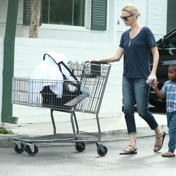 Exclusif - Charlize Theron fait du shopping au Bristol Farms avec ses enfants Jackson et August à Hollywood, le 12 septembre 2015.