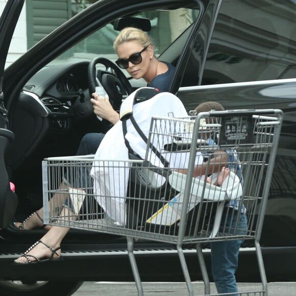 Exclusif - Charlize Theron fait du shopping au Bristol Farms avec ses enfants Jackson et August à Hollywood, le 12 septembre 2015.