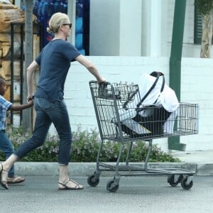 Exclusif - Charlize Theron fait du shopping au Bristol Farms avec ses enfants Jackson et August à Hollywood, le 12 septembre 2015.