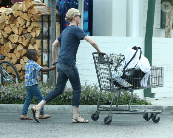 Exclusif - Charlize Theron fait du shopping au Bristol Farms avec ses enfants Jackson et August à Hollywood, le 12 septembre 2015.